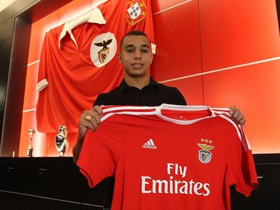 Bilal Ould-Chikh assina pelo Benfica