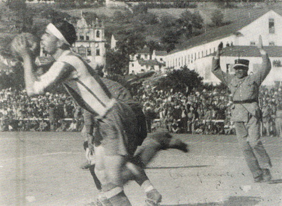 At o Guarda Nacional Republicano festeja o golo de Reboredo na vitria portista sobre o Sporting em 1937