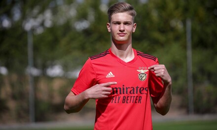 Benfica assina contrato profissional com jovem de 16 anos