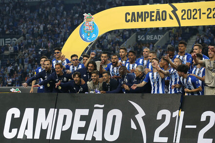 Liga BWIN: A entrega do trofu ao FC Porto