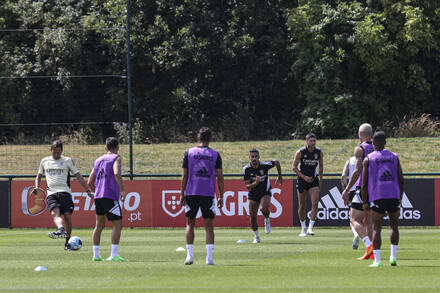 Benfica segue preparao em St. Georges Park