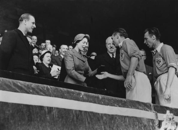 Stanley Matthews recebe a Taça de Inglaterra 1952/53