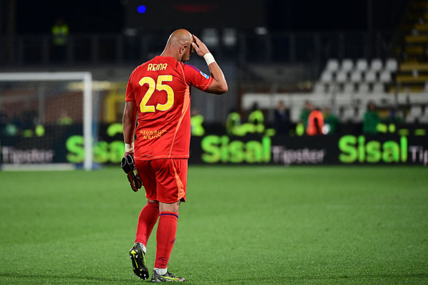 Taremi chiude il sipario nell'ultima danza di Reina: portiere espulso nell'addio al calcio